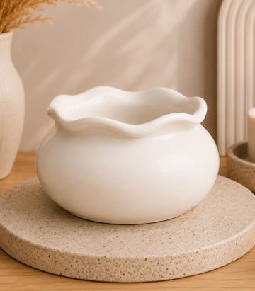 Ghiveci decorativ cu margini ondulate din praf ceramic